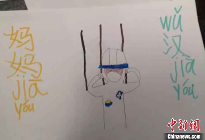 徐梦薇的儿子为她加油画下的一幅画。 余杭区供图 摄 疫区日记:我们也许做不成火炬 但可点亮萤火之光
