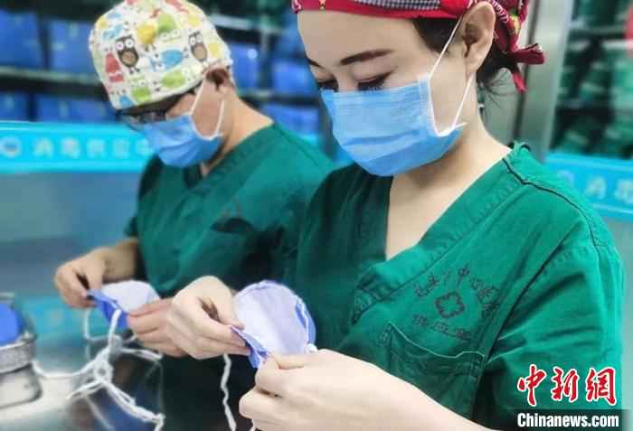 图为口罩制作现场。 医院供图 摄 内蒙古组建“缝纫机医队”自制“N95”口罩助力疫情防控
