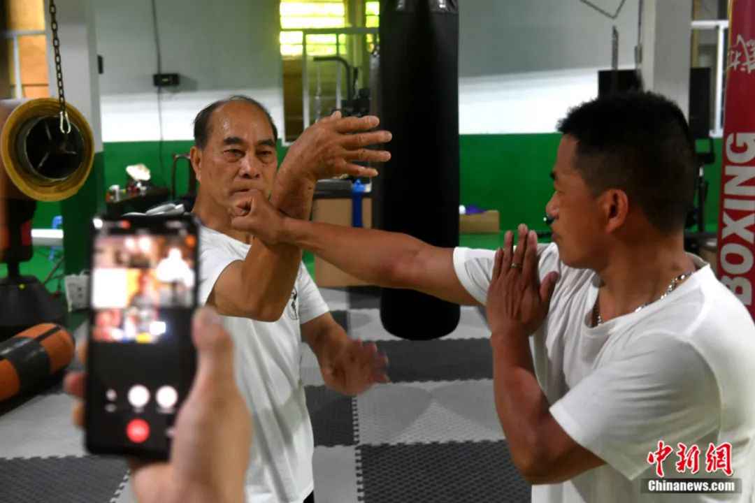 海外粉丝“云上”学鹤拳:疫情也拦不住老外学武术!
