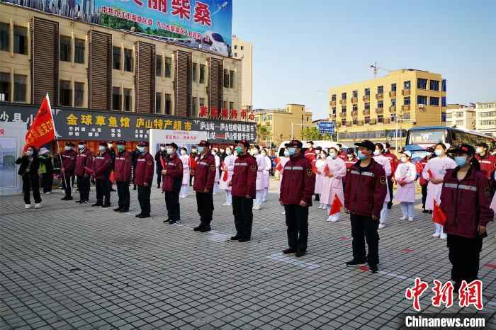 此次凯旋回赣的防疫队由来自江西省、市、县三级疾控中心的12名疾控中心人员组成,平均年龄38岁。 龚晶晶 摄 江西最后一批援助湖北防疫队员平安凯旋